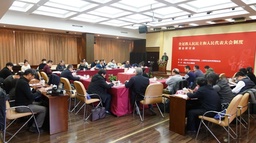 美女自慰
两…